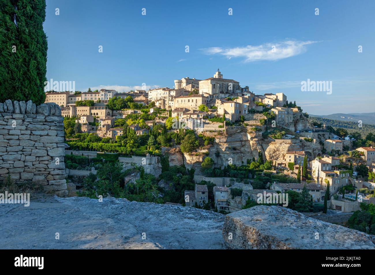 La ciudad de Gordes en la cima de la colina en el Luberon, Provenza, Francia Foto de stock
