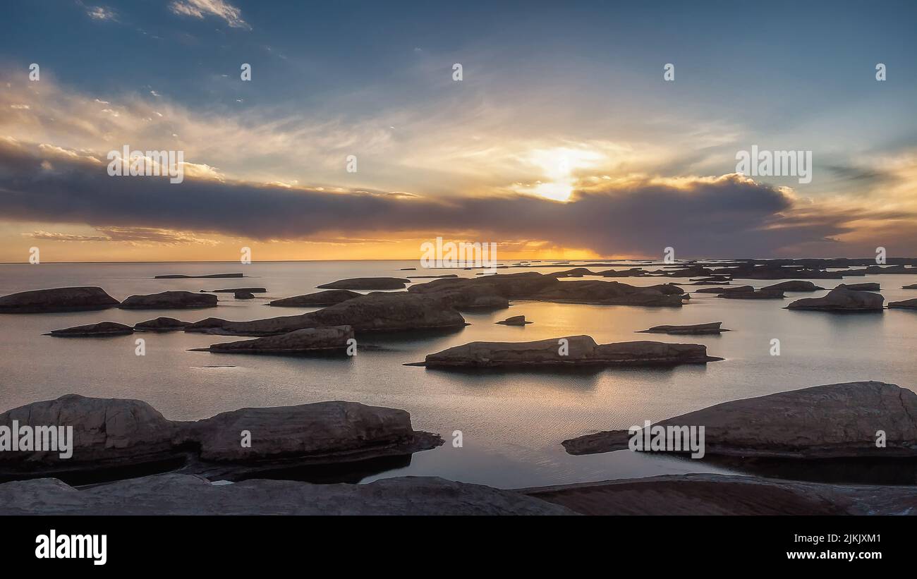 Una vista panorámica de Yadan forma de tierra en el agua al atardecer Foto de stock