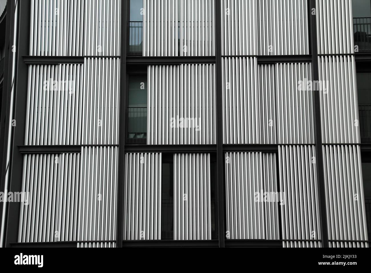 Fachada de un edificio con sistema de protección solar de paneles móviles de panal de acero, Bilbao, España Foto de stock