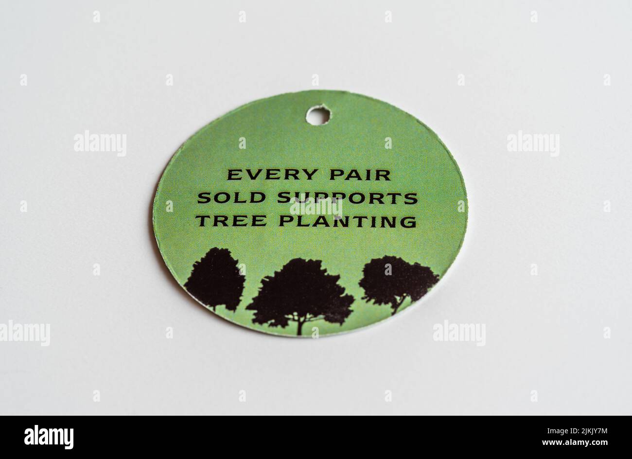 Cada par vendido apoya la plantación de árboles - etiqueta ecológica verde que vino con un par de botas de cuero, sostenible moda, Reino Unido Foto de stock