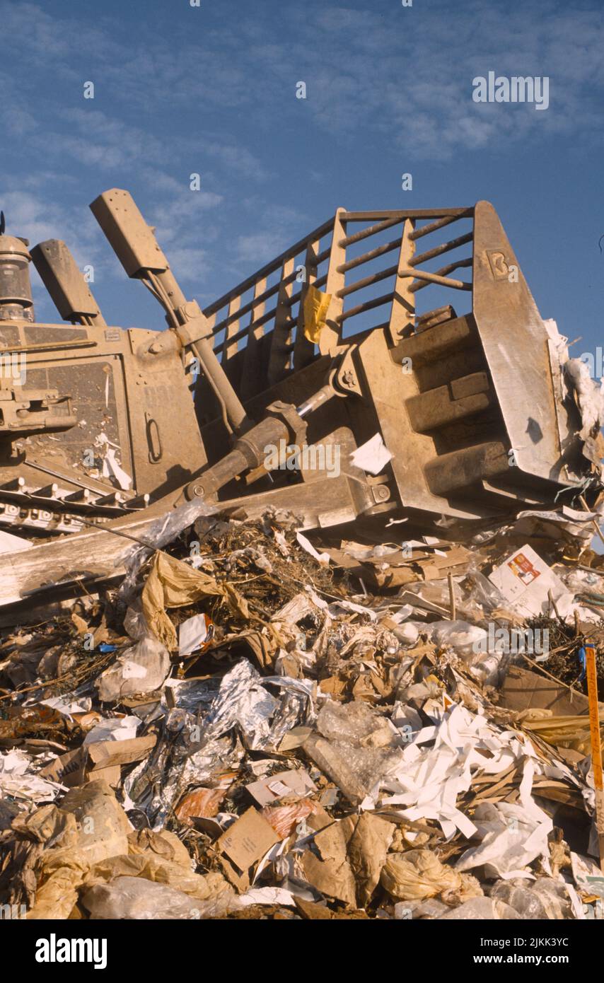 La bulldozer empuja la basura en el terraplén Miramar en San Diego, California Foto de stock