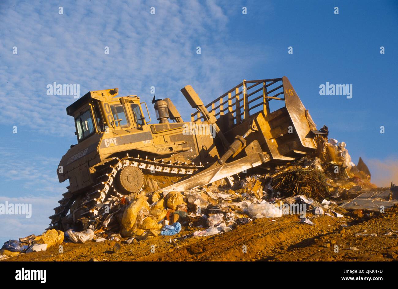 La bulldozer empuja la basura en el terraplén Miramar en San Diego, California Foto de stock