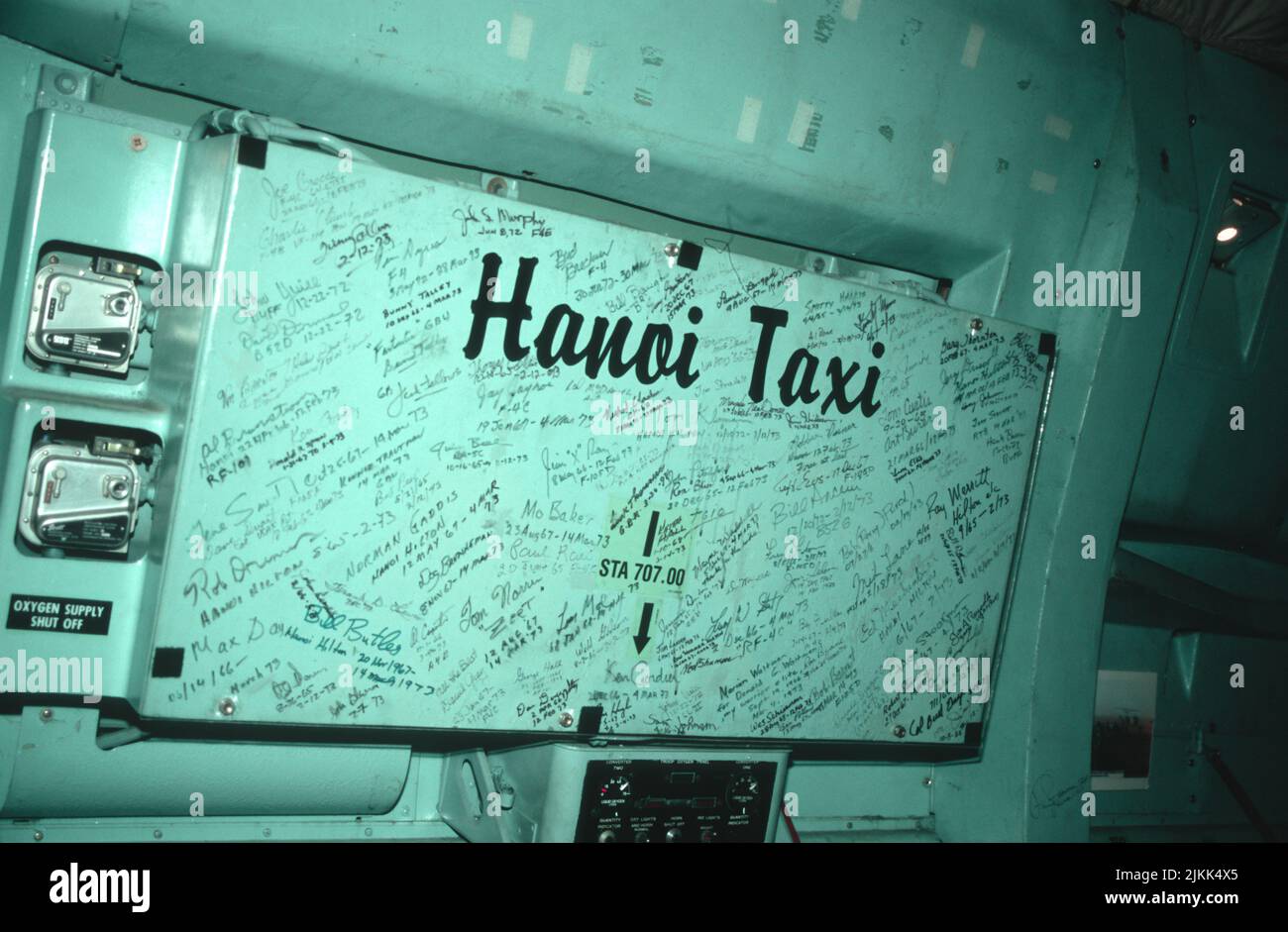 Panel de firmas en el Hanoi Taxi, que estaba en exhibición en el MCAS Miramar en San Diego, California Foto de stock