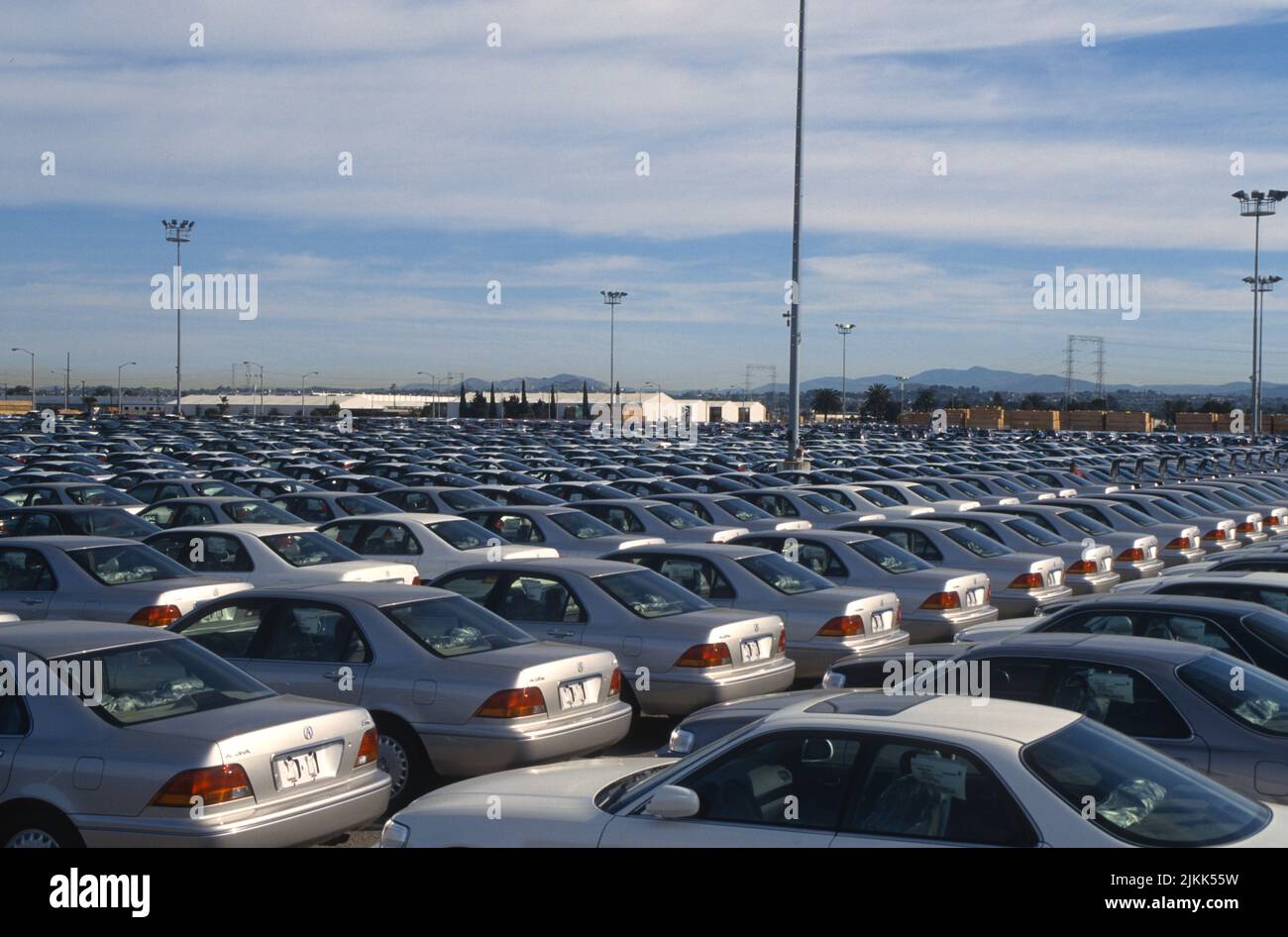 Los vehículos nuevos esperan la entrega después de ser cargados de naves en la ciudad nacional, San Diego Foto de stock