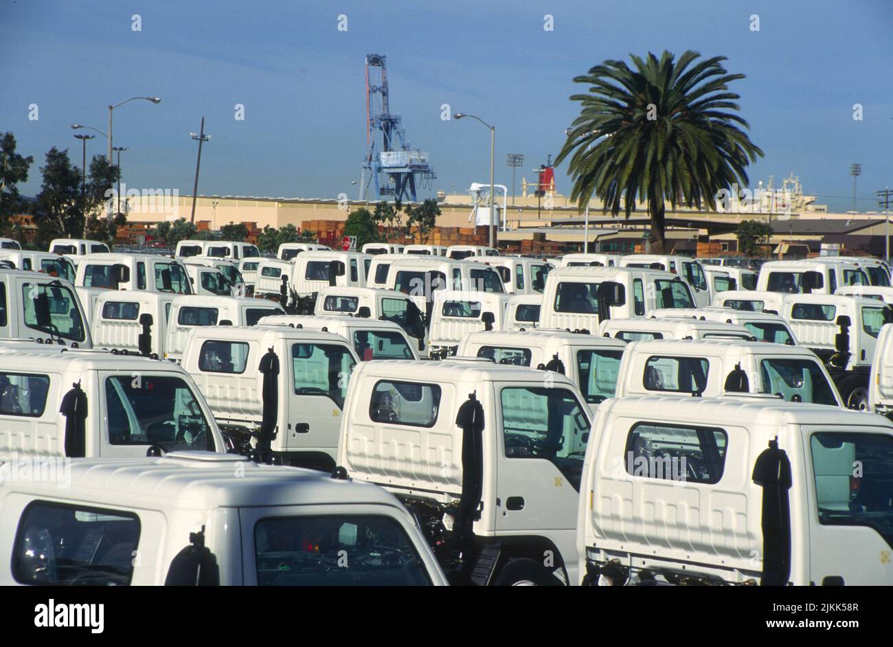 Los camiones nuevos esperan la entrega después de ser cargados de los barcos en National City, San Diego Foto de stock