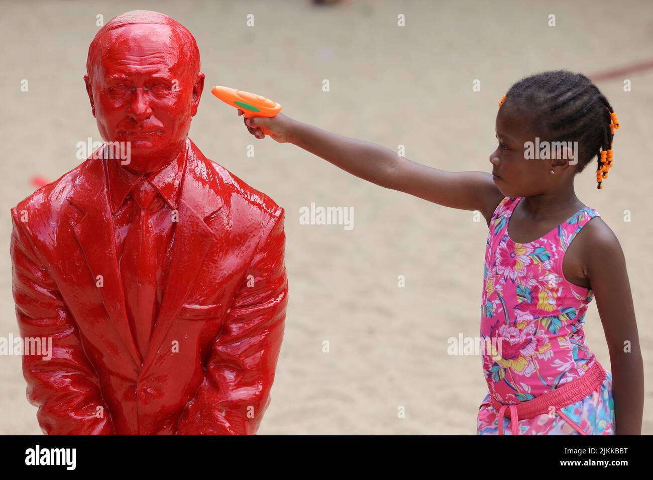 Un niño apunta con una pistola de agua a una estatua del presidente ruso Vladimir Putin en un tanque creado por el artista francés James Colomina en Central Park en Manhattan, Nueva York, EE.UU., el 2 de agosto de 2022. REUTERS/Andrew Kelly Foto de stock