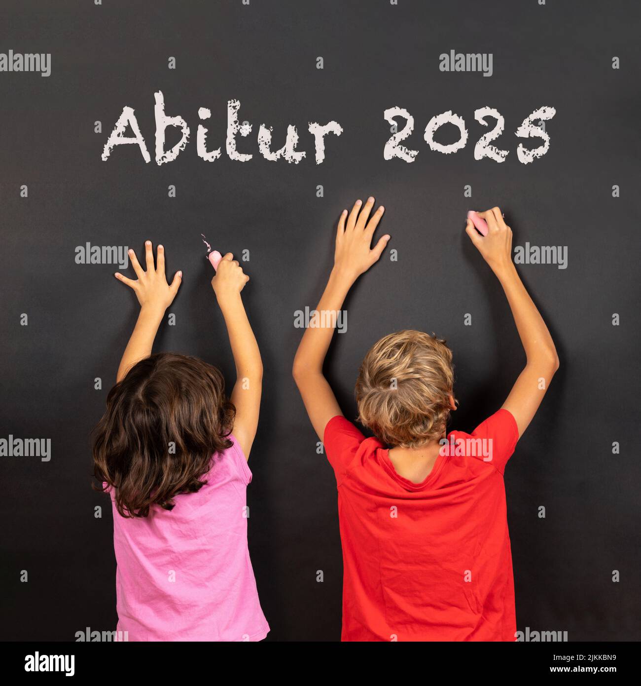 niña y niño escribiendo en una pizarra, texto en alemán abitur 2025, en