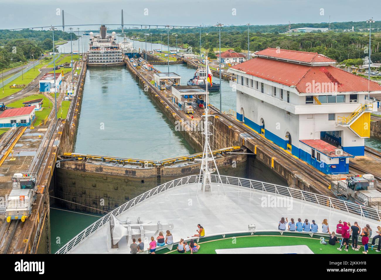 Barcos que pasan por el Canal de Panamá, Panamá, Centroamérica Foto de stock