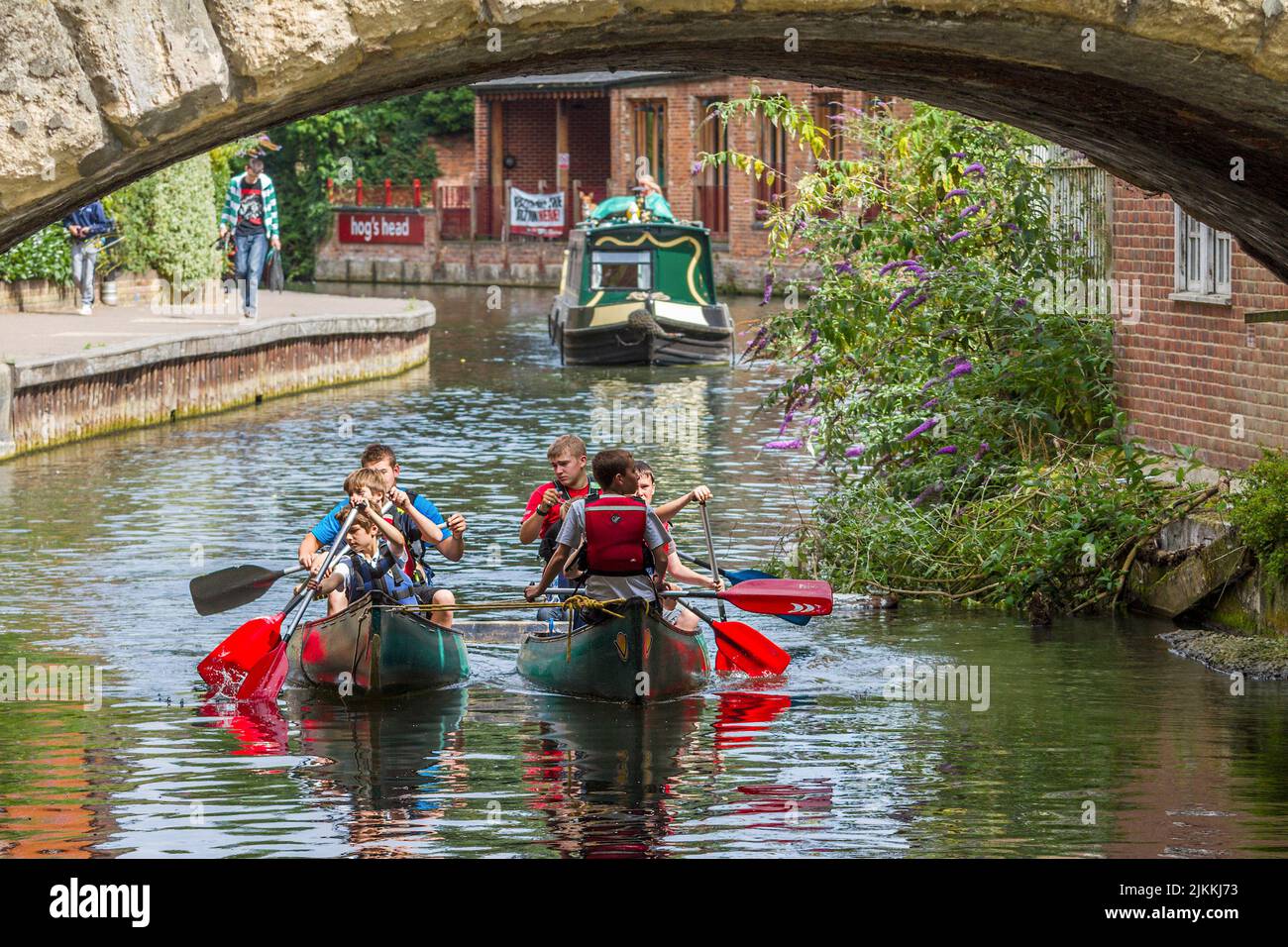 Canoeistas pasando bajo el puente, Newbury, Berkshire, Reino Unido Foto de stock