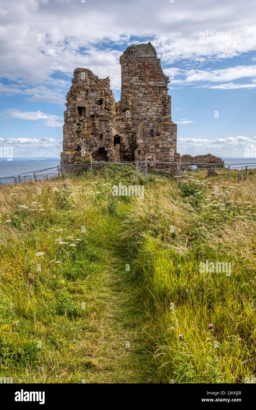 Las ruinas del Castillo de Newark en St Monans en el East Neuk de Fife. Foto de stock
