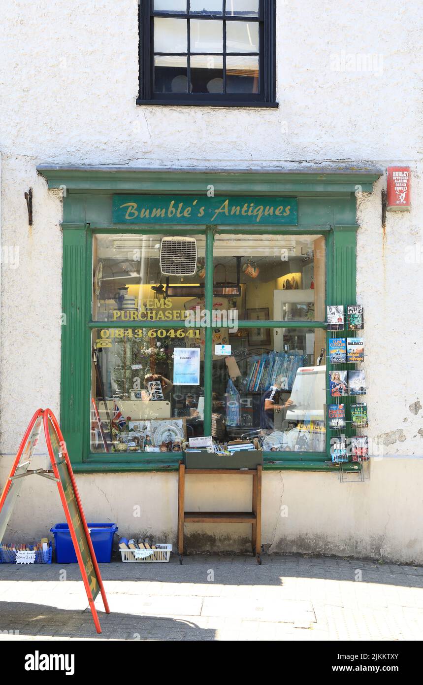 Bumble's Antiques, una tienda amable y útil que vende antigüedades y libros, en Albion Street, en Broadstairs, Kent, Reino Unido Foto de stock