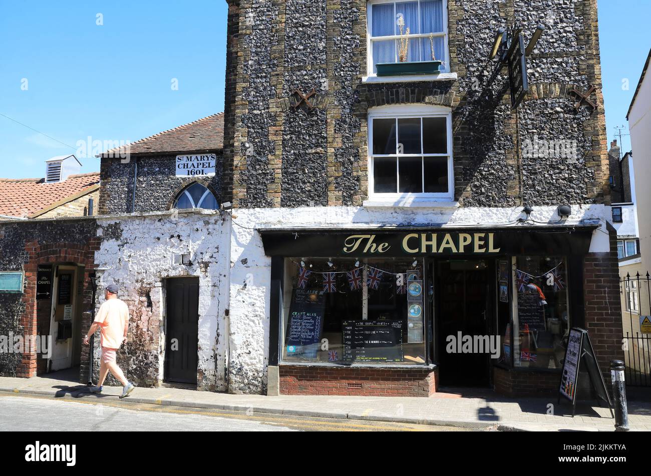 Extravagante pub y librería, The Chapel, donde el bar es un altar, situado en el grado 2 de la Capilla de Santa María, en la calle Albion, en Broadstairs, Kent Foto de stock