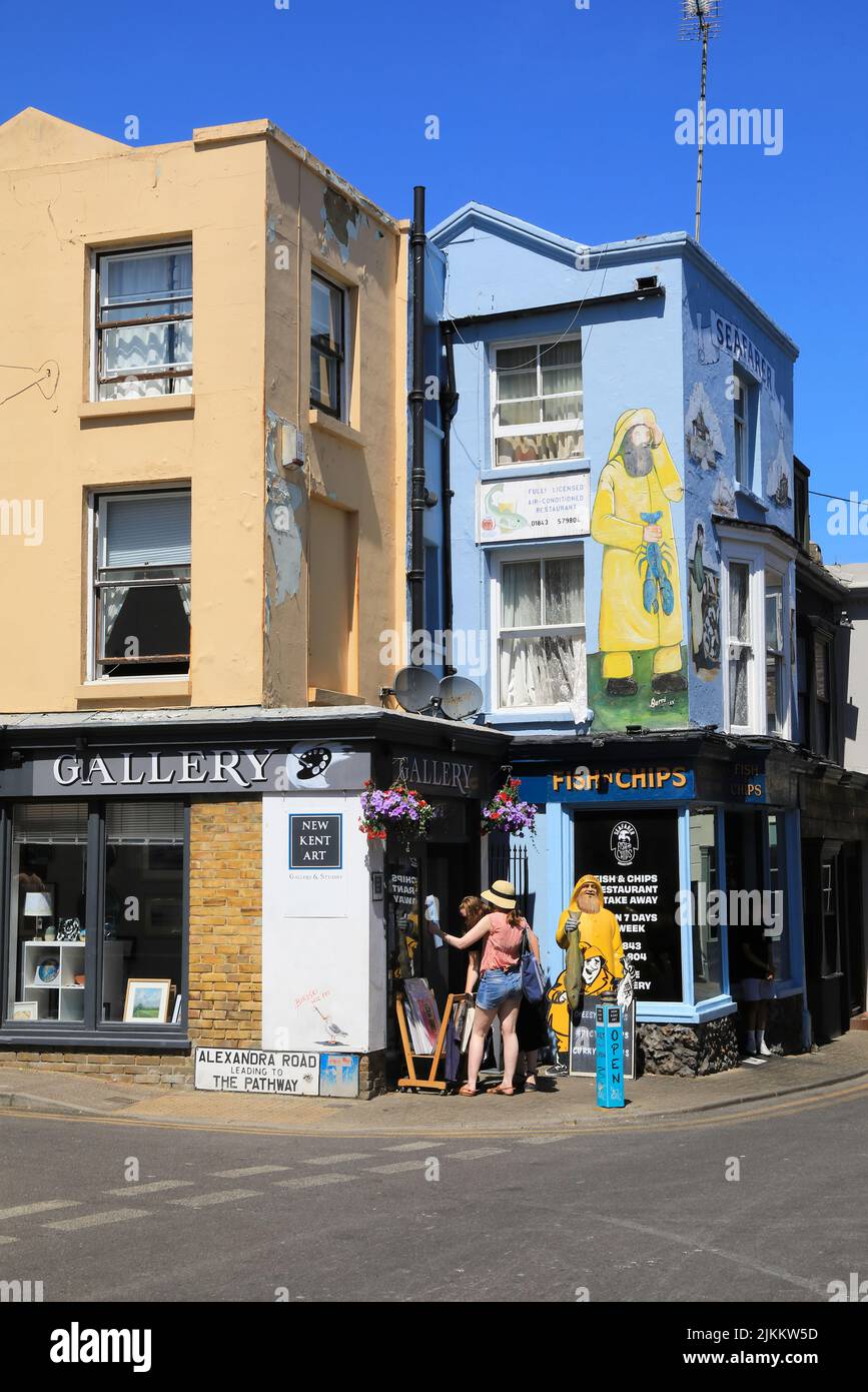 Nueva galería de arte de Kent y pescado y patatas fritas marineras, en el bonito casco antiguo de Broadstairs, en la isla de Thanet, en Kent, Reino Unido Foto de stock