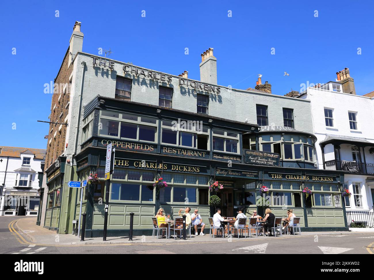 El pub Charles Dickens está en el paseo marítimo, en Broadstairs, en la isla de Thanet, Kent, Reino Unido Foto de stock