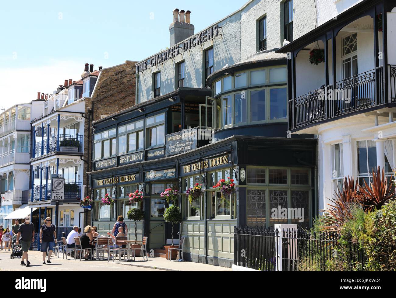 El pub Charles Dickens está en el paseo marítimo, en Broadstairs, en la isla de Thanet, Kent, Reino Unido Foto de stock