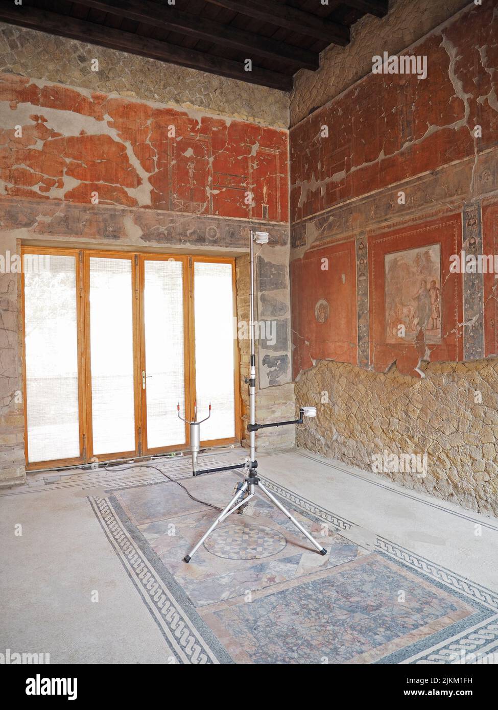 Equipo de medición utilizado para evitar daños a los frescos de un número demasiado grande de visitantes en Ercolano Scavi, Herculaneum Excavations, Campania, IT Foto de stock