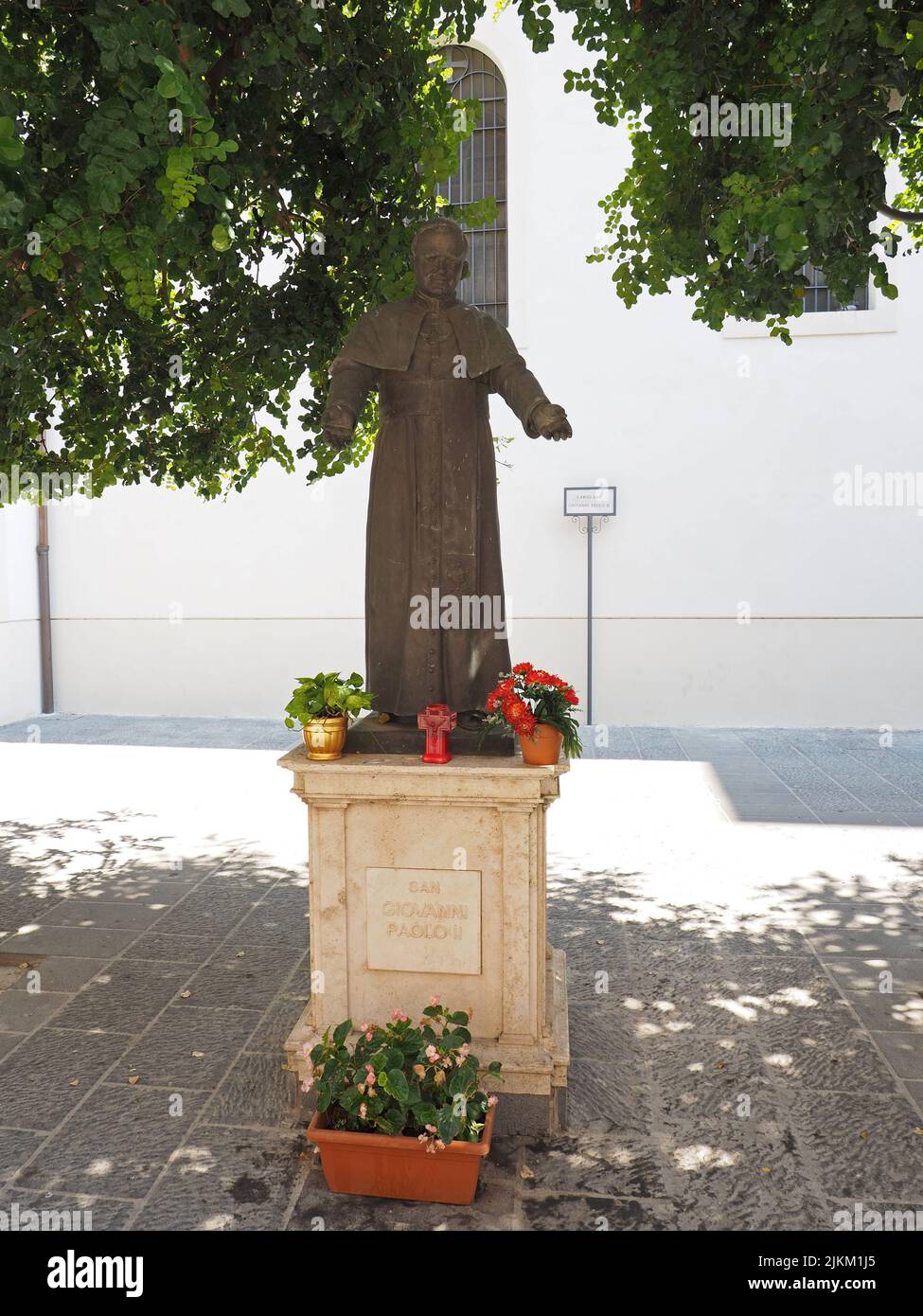 Estatua del todavía popular papa polaco Juan Pablo II en Sorrento, Campania, Italia Foto de stock