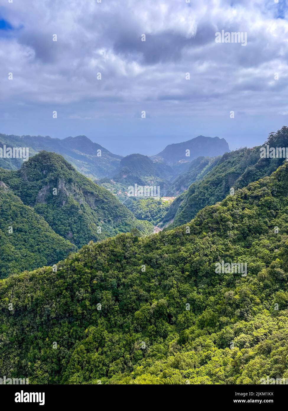 Una vista natural del vasto y denso paisaje de montaña bajo un cielo nublado Foto de stock