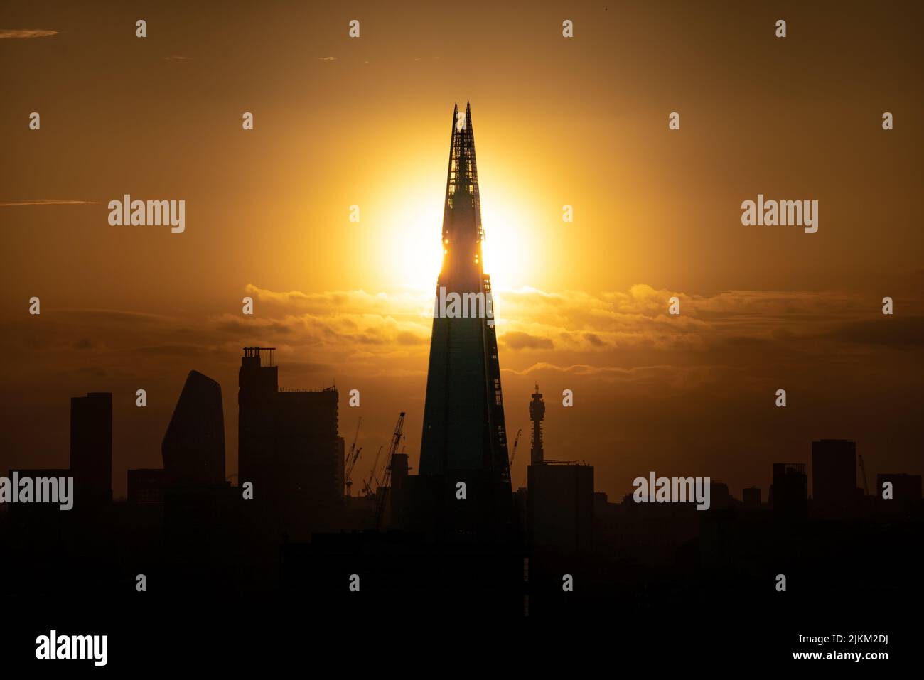 Londres, Reino Unido. 2nd de agosto de 2022. Clima en Reino Unido: Espectacular puesta de sol detrás del rascacielos de Shard. Crédito: Guy Corbishley/Alamy Live News Foto de stock