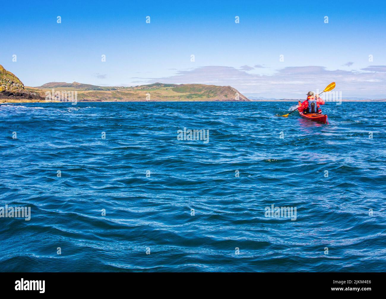 Kayak de mar en la costa de Llyn / Península de Lleyn cerca de Aberdaron, Gales del Norte, Reino Unido Foto de stock