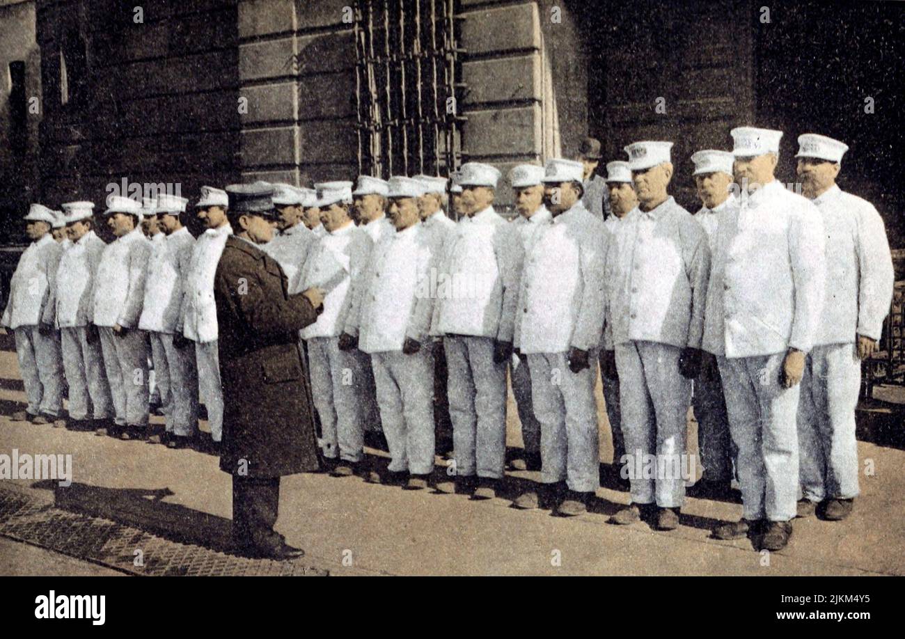 Los limpiadores callejeros de Nueva York, The Roll Call, 1920 Foto de stock