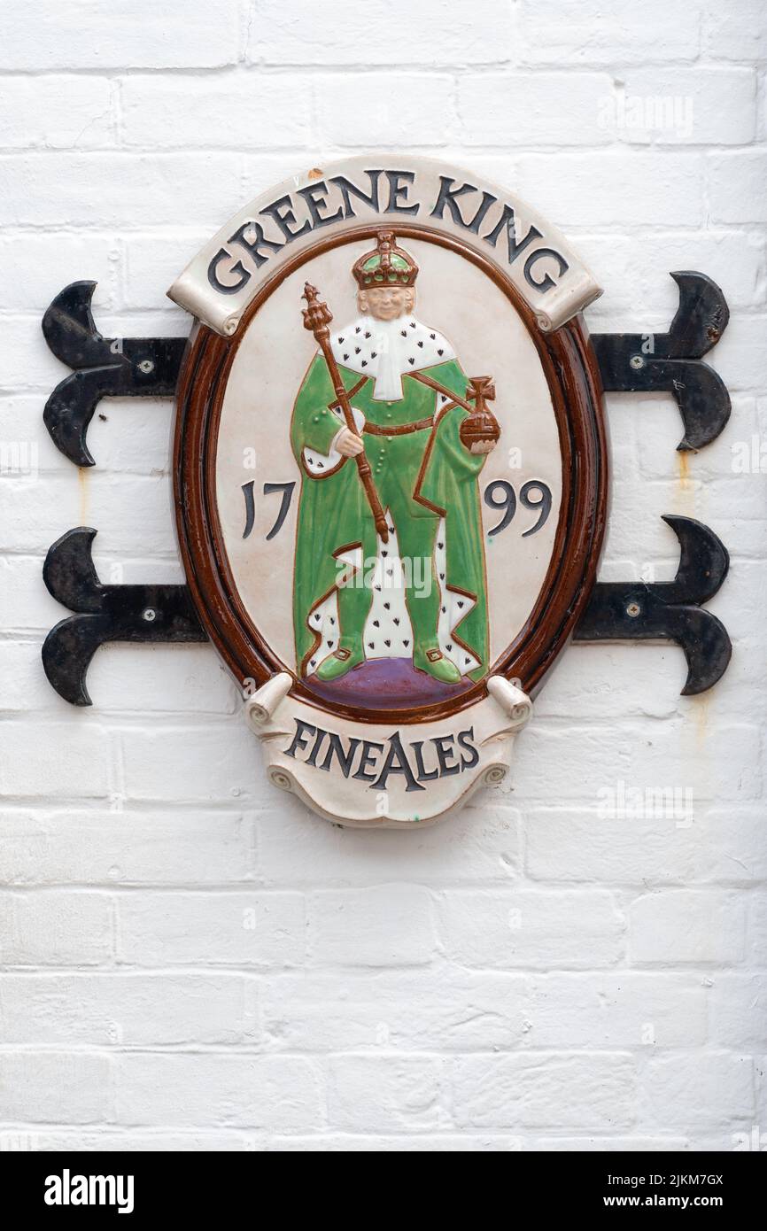 Greene King Fine Ales 1799 cartel fuera de Bricklayers Arms, Midhurst, Inglaterra, Reino Unido Foto de stock