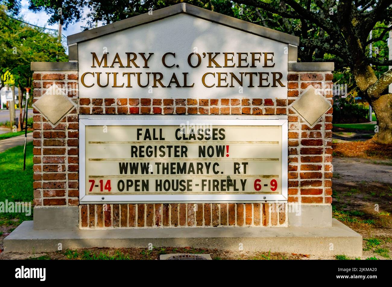 Un cartel anuncia clases de otoño en el Centro de Artes Culturales Mary C. O’Keefe, 31 de julio de 2022, en Ocean Springs, Mississippi. Foto de stock