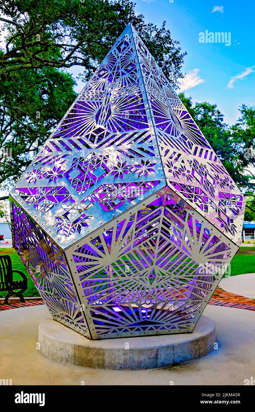 “Poly Illumination”, una escultura, se exhibe en el Centro de Artes Culturales Mary C. O’Keefe, el 31 de julio de 2022, en Ocean Springs, Mississippi. Foto de stock