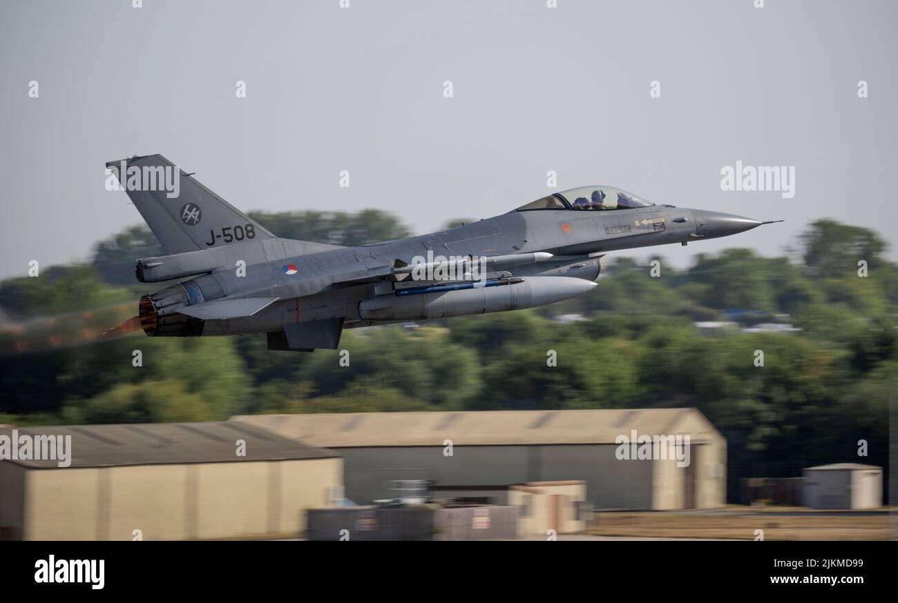 Royal Netherland Air Force F-16AM Lucha contra halcón Saliendo del Royal International Air Tattoo 2022 después de tomar parte en la pantalla estática Foto de stock