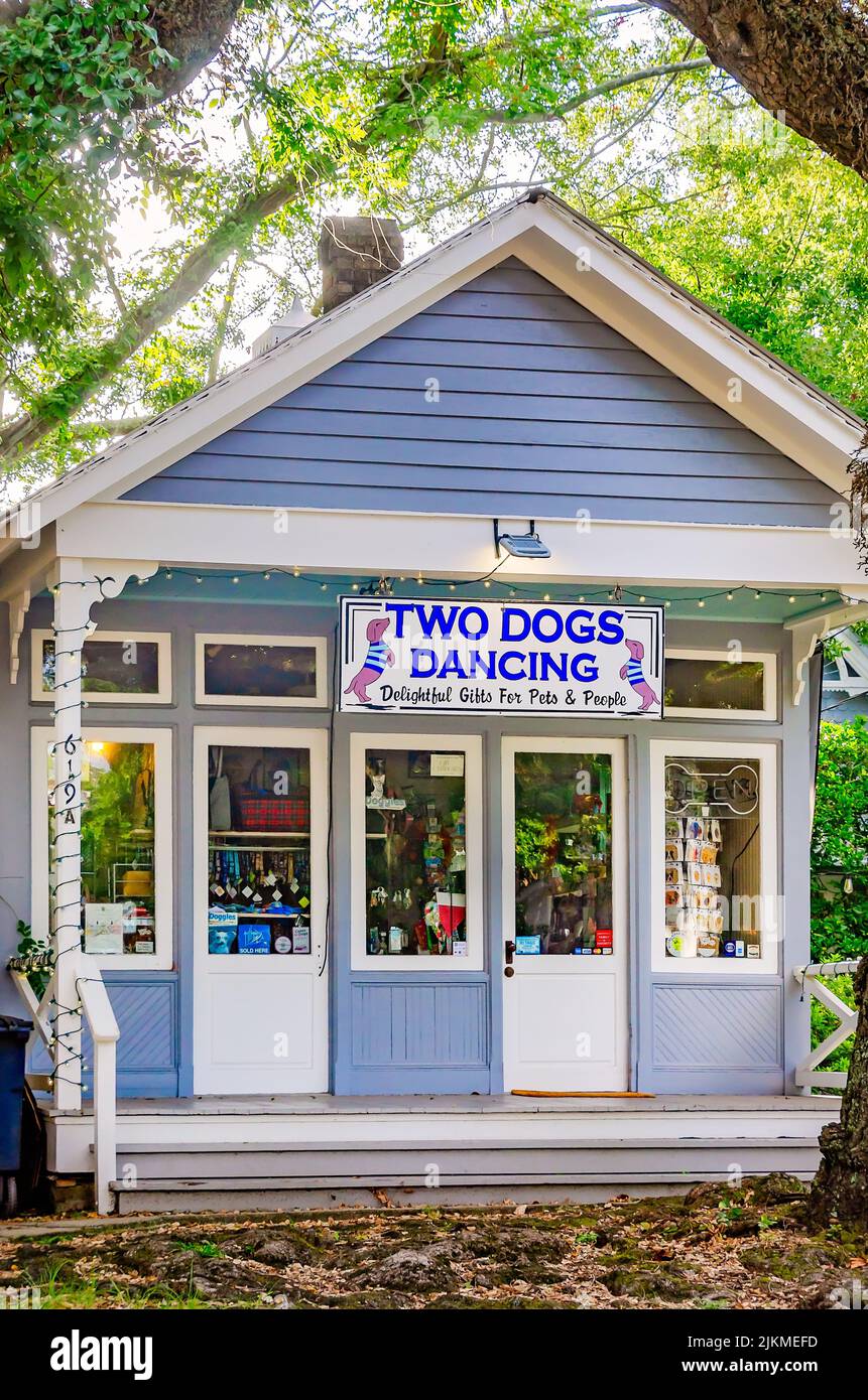 Two Dogs Dancing, una tienda boutique de mascotas, está en la foto, 31 de julio de 2022, en Ocean Springs, Misisipi. La pintoresca tienda está ubicada en Washington Avenue. Foto de stock