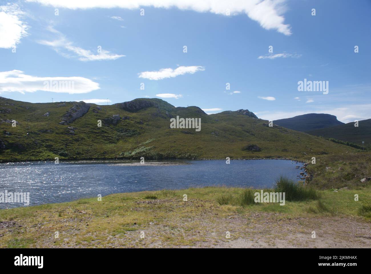 La naturaleza escénica de Escocia en un día soleado y nublado Foto de stock