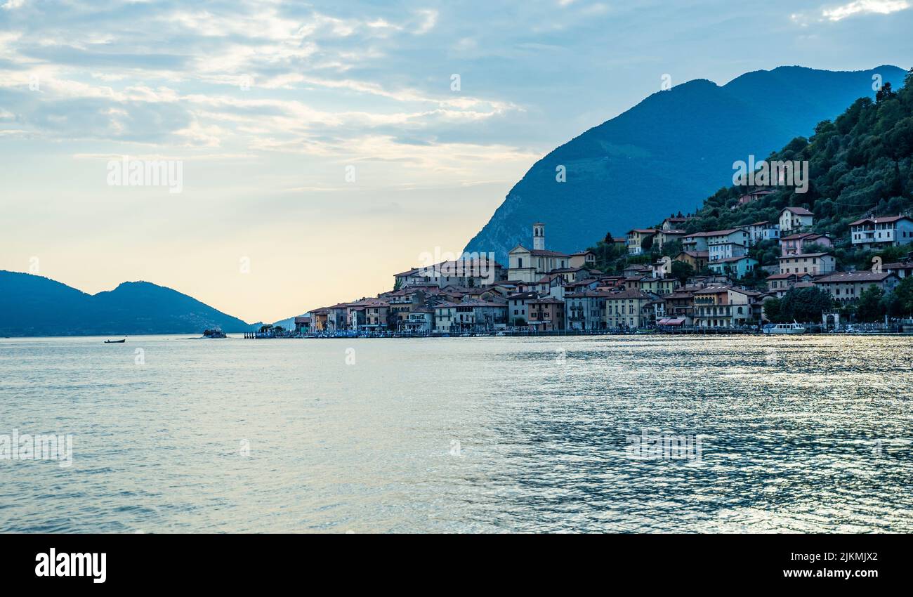 El hermoso paisaje del lago Iseo en Italia Foto de stock