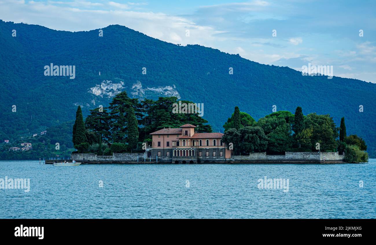 El hermoso paisaje del lago Iseo y la isla de San Paolo Foto de stock