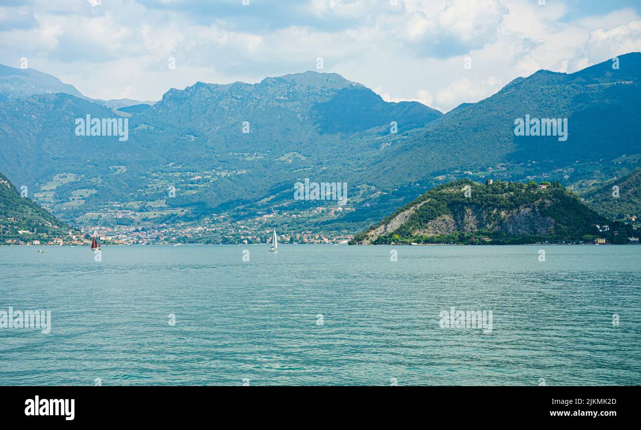 El hermoso paisaje del monte Isola con el lago Iseo Foto de stock