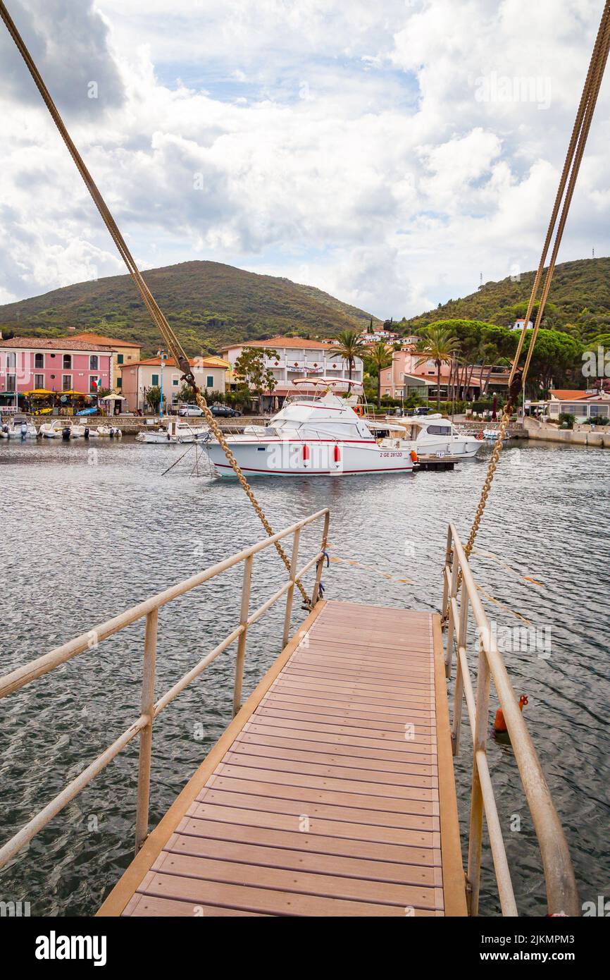 Cavo, Isla de Elba Provincia de Livorno Italia - 20 Septiembre 2021 Puerto de Cavo con cielo dramático antes de la tormenta Foto de stock