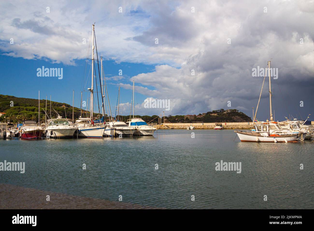 Cavo, Isla de Elba Provincia de Livorno Italia - 20 Septiembre 2021 Puerto de Cavo con cielo dramático antes de la tormenta Foto de stock