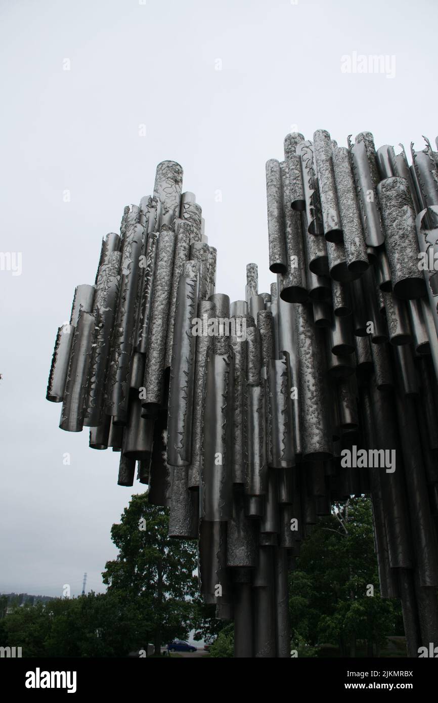 Una imagen vertical de escultura de arte de pipa en un parque Foto de stock