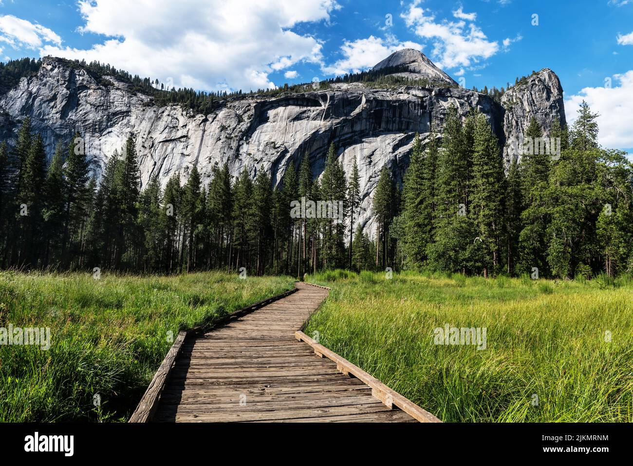 Sendero de madera a través de Yosemite Valley, Parque Nacional Yosemite, California Foto de stock
