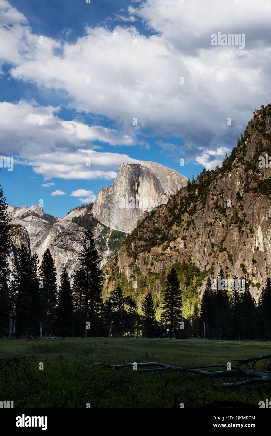 Half Dome vista desde Yosemite Valley, Parque Nacional Yosemite, California, Estados Unidos Foto de stock