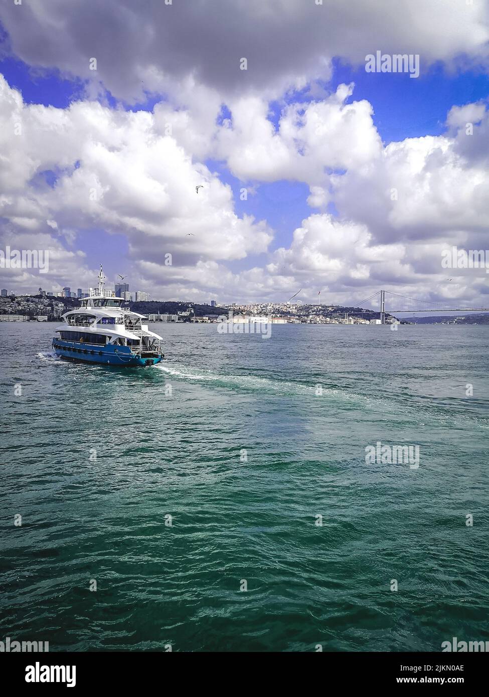 Un primer plano de un barco flotante por el Bósforo en Estambul Foto de stock