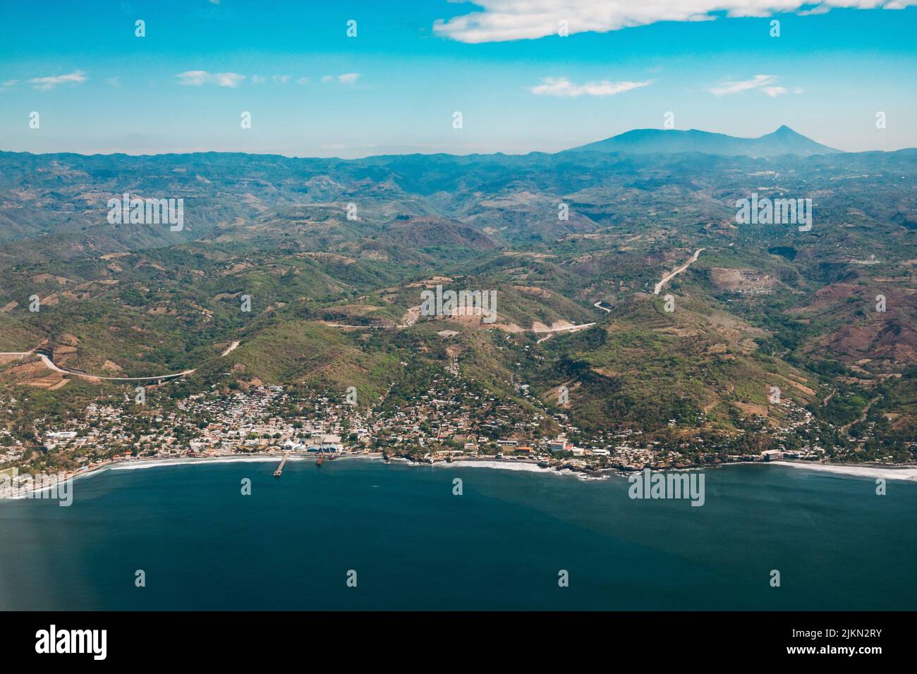 Vista aérea del pueblo de La Libertad, en la costa pacífica de El Salvador, Centroamérica Foto de stock