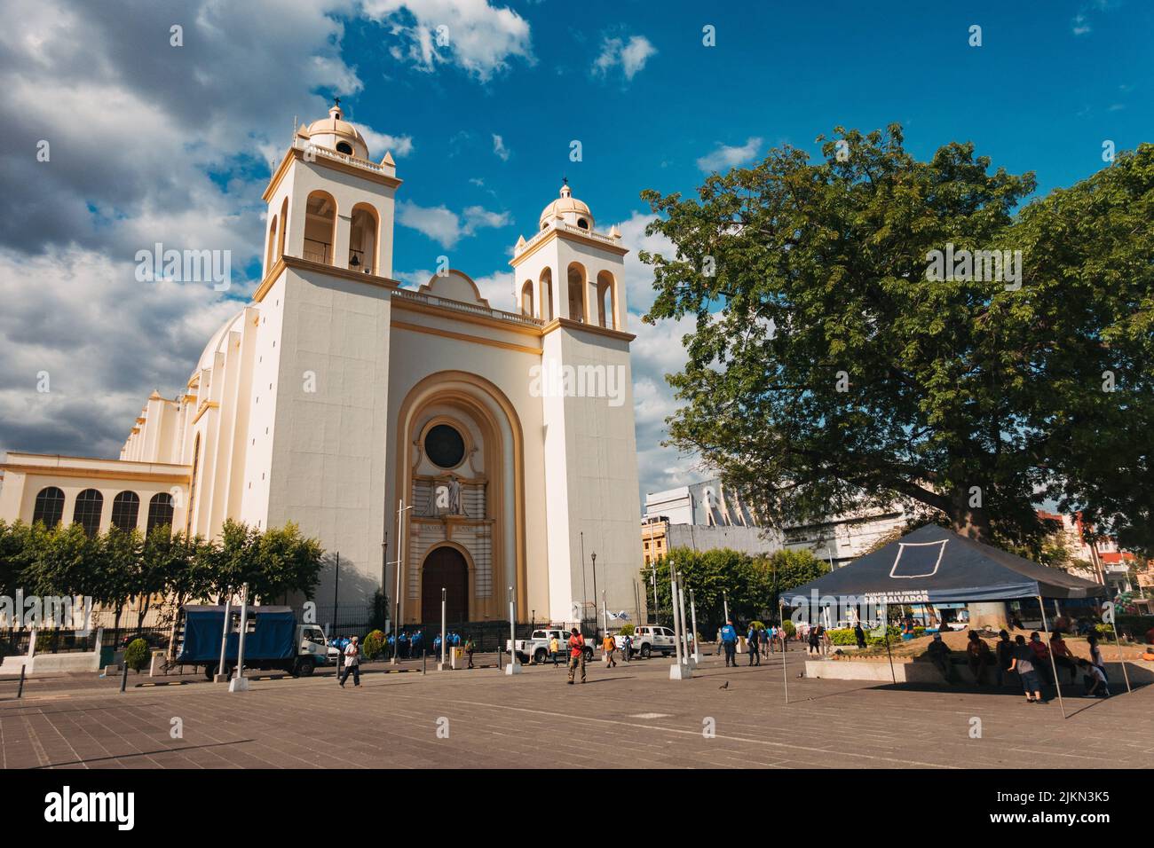 La Catedral Metropolitana en el centro de la ciudad de San Salvador, El Salvador Foto de stock