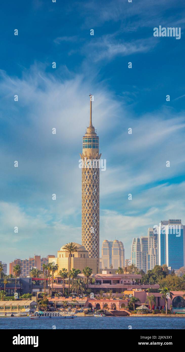 Una fotografía vertical de la famosa Torre de El Cairo en Egipto sobre el río Nilo en un día soleado Foto de stock