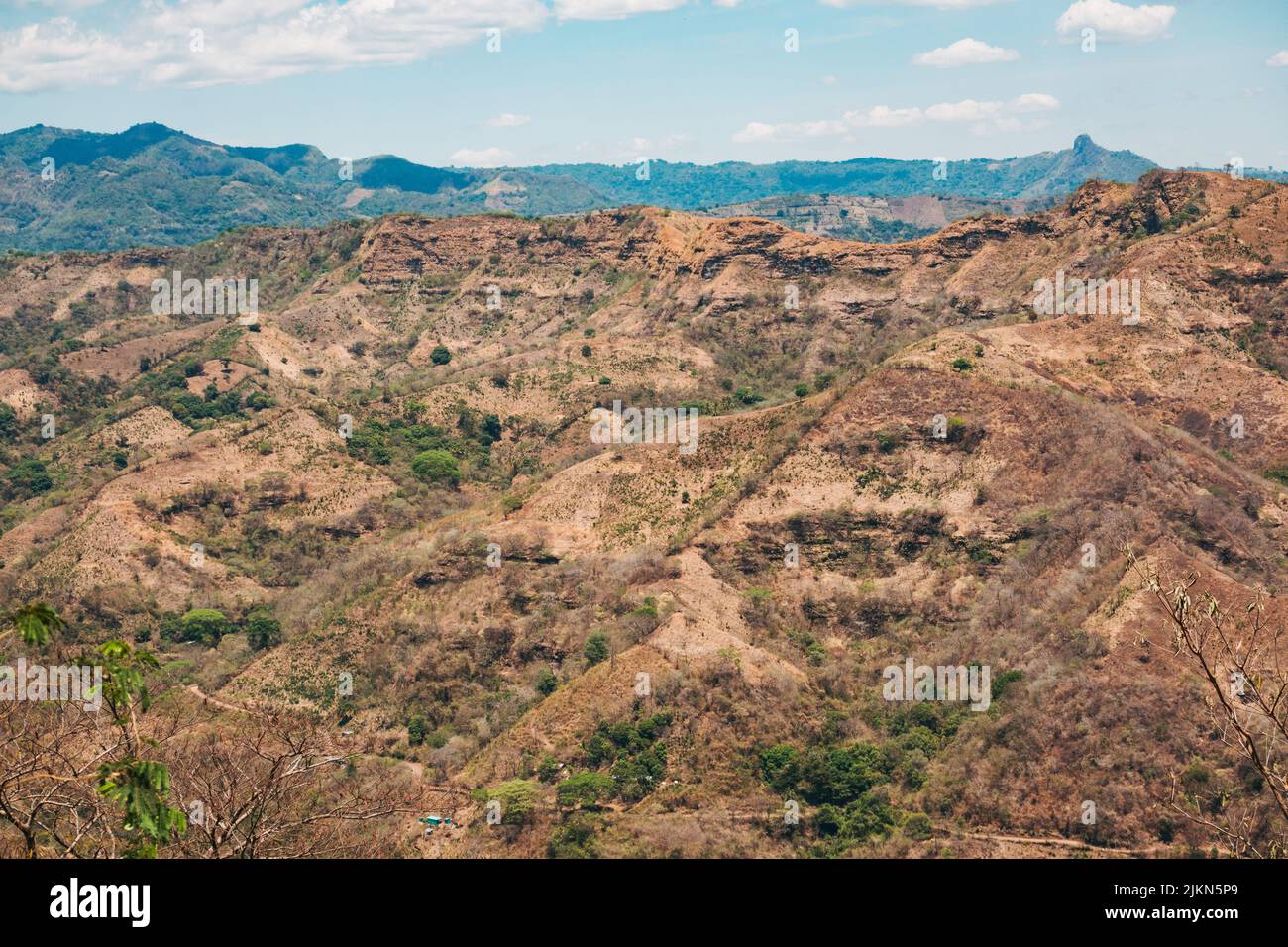 Matorrales montañosos y secos cerca de Talnique, en la zona rural de El Salvador Foto de stock