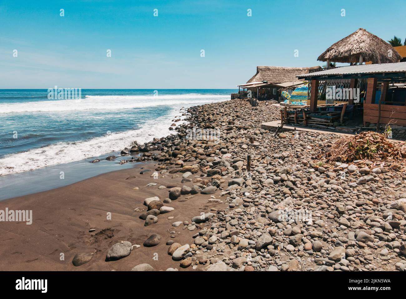 Playa El Zonte, también conocida como playa Bitcoin, en la costa pacífica de El Salvador Foto de stock