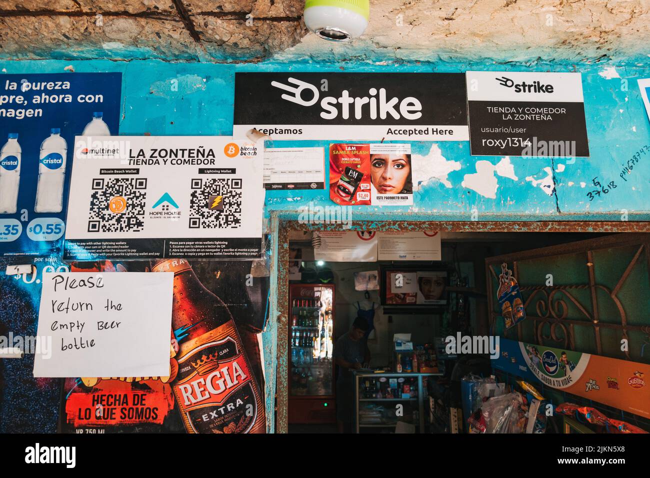 Bitcoin Lightning Network y pagos por huelga Señalización de código QR en una tienda en la ciudad de El Zonte, también conocida como Bitcoin Beach, El Salvador Foto de stock