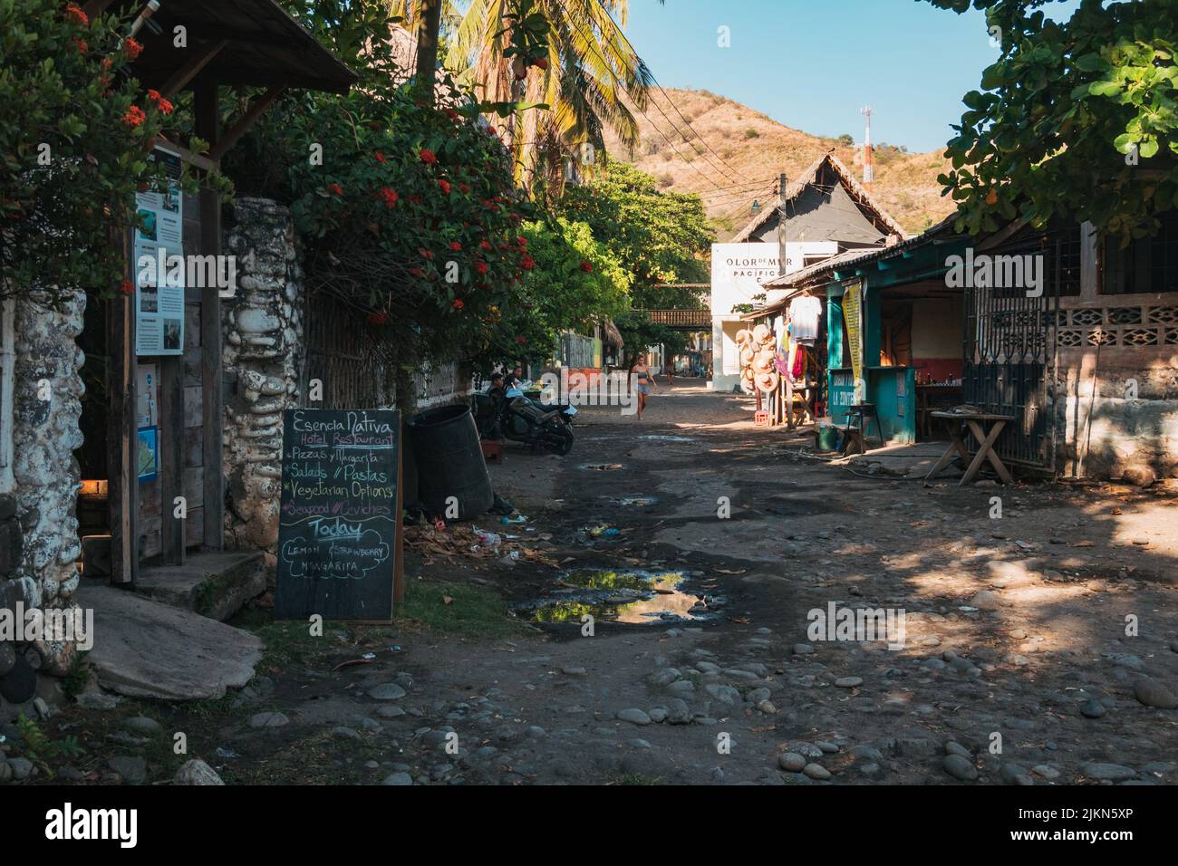 Una calle de pueblo en El Zonte, también conocida como playa Bitcoin, en la costa pacífica de El Salvador Foto de stock