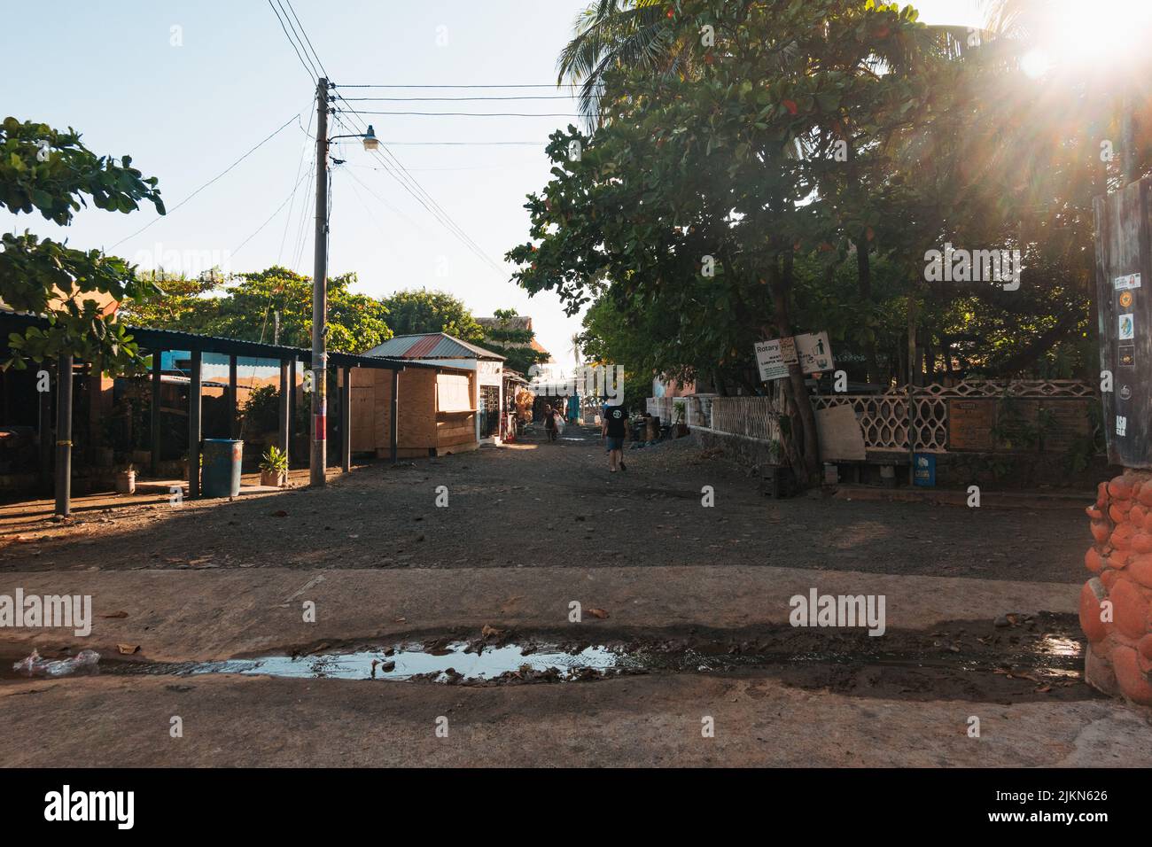 Una calle de pueblo en El Zonte, también conocida como playa Bitcoin, en la costa pacífica de El Salvador Foto de stock