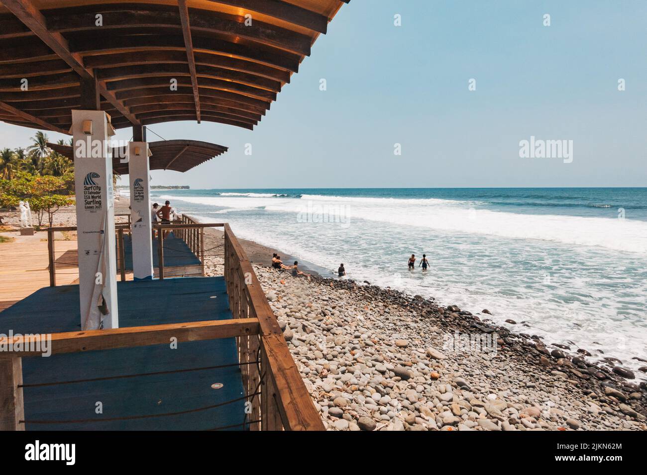 ISA World Surfing Games Ver plataformas en El Tunco, también conocida como 'Surf City', en la costa pacífica de El Salvador Foto de stock