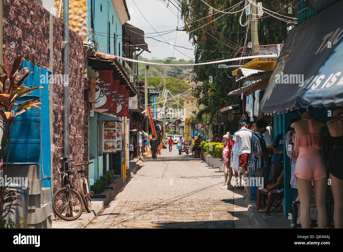 Una calle estrecha con tiendas, restaurantes y bares en El Tunco, El Salvador Foto de stock
